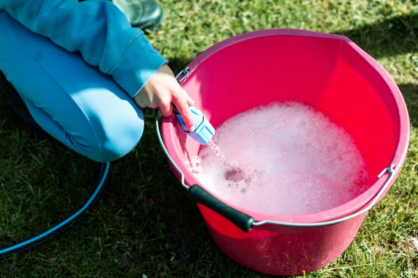 Frizzy Fillies Botanical Bucket Wash for Horses - Image 4