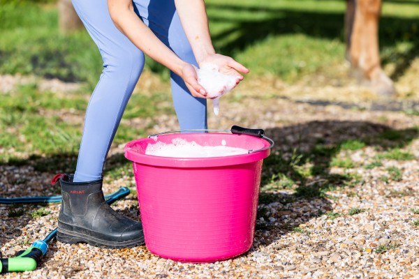 Frizzy Fillies Botanical Bucket Wash for Horses - Image 3